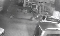 (Özel) Güvenlik Görevlisini Bıçakla Kovalayan Hırsızlar Kamerada