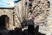 EVDE TEK BAŞINA - Yaşlı Kadın Harabe Evde Yaşam Mücadelesi Veriyor