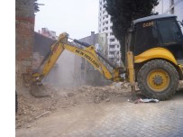 Tehlike Saçan Metruk Ev Yıkıldı