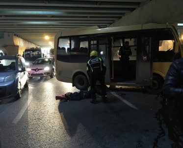 Topkapı Alt Geçidinde Minibüs İle Kamyon Çarpıştı Açıklaması 6 Yaralı