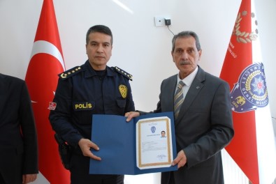 Vali Kalkancı'dan Polislere Başarı Belgesi
