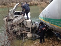 Beton Mikseri, Pülümür Çayına Devrildi Açıklaması 1 Yaralı