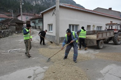 ESKİ'nin Onarmadığı Çukurları İnönü Belediyesi Kapatıyor
