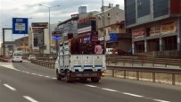 TEHLİKELİ YOLCULUK - Kamyon Kasasında 'At'la Yolculuk