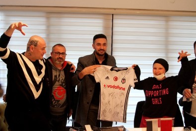 Kemoterapi Tedavisi Gören Beşiktaş Aşığı Genç Kıza Beşiktaşlı Futbolculardan İmzalı Forma