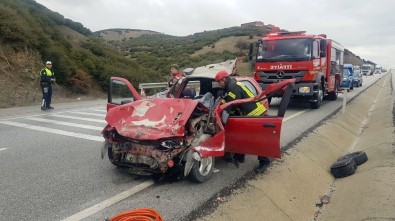 Kula'da Otomobil Kamyona Çarptı Açıklaması 2 Yaralı