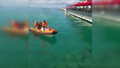 Kuşadası'nda İskele Altına Sıkışan Kediyi Dalgıçlar Kurtardı