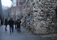 KAĞIT TOPLAYICISI - Madde Bağımlısı Şahıs Tarihi Surlarda Ölü Bulundu