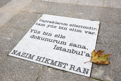 Nazım Hikmet'in Şiirleri Kadıköy Sokaklarında