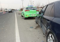 Park Halindeki 3 Araca Çarptı Açıklaması 2 Yaralı