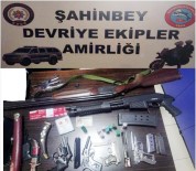 KAR MASKESİ - Şüphe Üzerine Durdurulan Araçtan Cephanelik Çıktı