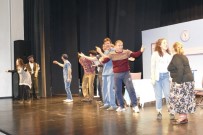 OSMAN SINAV - Trabzon'da 'Garmagaruşuk' İsimli Tiyatro Gösterisi Ücretsiz Sahneleniyor