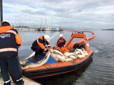 Yakıtla Kaplanan Urla Limanında Temizleme Çalışmaları Sürüyor