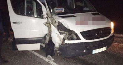 Yolcu Minibüsü İle Traktör Çarpıştı Açıklaması 1 Ölü, 2 Yaralı