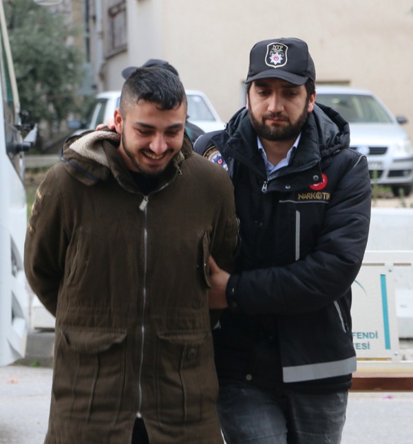 Uyuşturucu taciri kadının pişkinliği pes dedirtti!