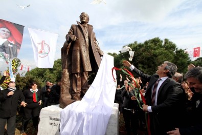 Karşıyaka, Nazım Hikmet'i Anıyor