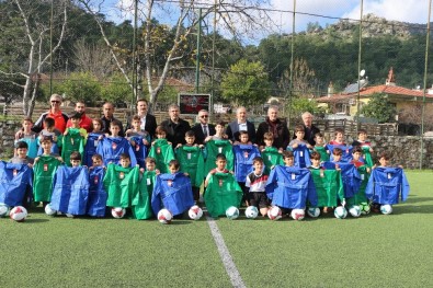 Marmaris'te Amatör Spor Kulüplerine Malzeme Desteği