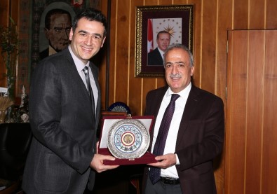 Rektör Çomaklı, TÜBİTAK Teşvik Ödülü Alan Doç. Dr. Önder Metin'i Tebrik Etti