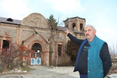 Rus Ortodoks Kilisesi'nin Çatısında Çam Ağacı Çıktı