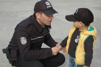 2 Yaşındaki Baki'nin Hayali Polis Olmak