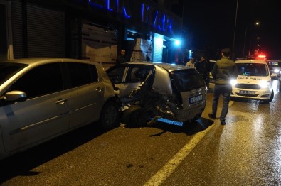 Bursa'da 9 Aracın Karıştığı Zincirleme Trafik Kazası Güvenlik Kamerasına Yansıdı