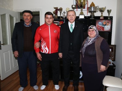 Cumhurbaşkanı Erdoğan Milli Güreşçiyi Evinde Ziyaret Etti
