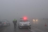 HÜSEYİN ÇELİK - Yoğun Sis Kazayı Beraberinde Getirdi Açıklaması 2 Yaralı