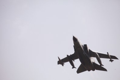 BAE Açıklaması Katar'ın Savaş Uçakları Yolcu Uçağımızın Önünü Kesti