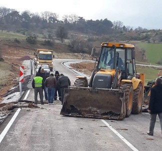 Çavdarhisar'da 3 Köy Yoluna Sıcak Asfalt