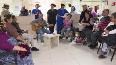 Diyaliz Hastası Genç Kader Arkadaşlarına Gitarıyla Moral Veriyor