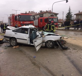 Karaman'da Otomobil İle Kamyonet Çarpıştı Açıklaması 1 Ölü, 6 Yaralı