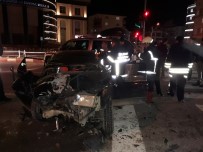 Kırmızı Işıkta Bekleyen Otomobile Çarptı Açıklaması 3 Yaralı