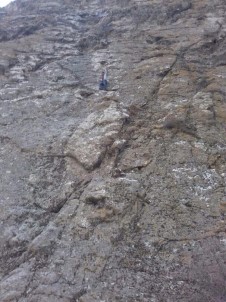 Oltu'da 1 Kişi Tırmandığı Kayada Mahsur Kaldı