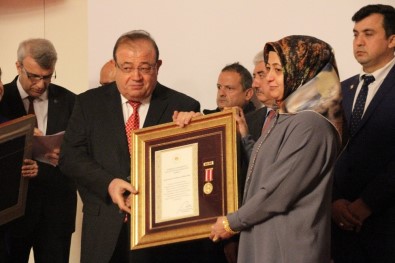 Şehit Yakınlarına Devlet Övünç Madalyası