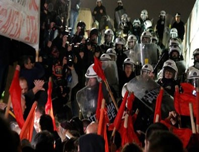 Yunanistan'da yeni 'kemer sıkma' önlemleri meclisten geçti