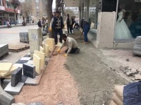 SAKARYA CADDESİ - Adıyaman Caddelerinde Kaldırım Yenileme Çalışmaları Başladı