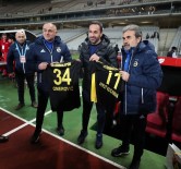 Kocaman'a Forma Hediye Edildi