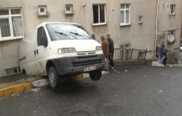 KURTARMA EKİBİ - Minibüs Apartman Boşluğunda Asılı Kaldı