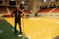 TEMİZLİK GÖREVLİSİ - Temizlik Görevlisinin Basketbol Yeteneği Görenleri Şaşırtıyor
