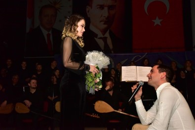 Bir Anda Sahneye Çıkıp Evlilik Teklifi Etti