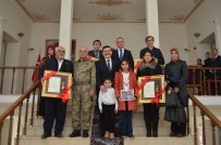 BOMBALI SALDIRI - Erzincan'da Şehit Ailelerine Ve Gazilere Devlet Övünç Madalyası Ve Beratı