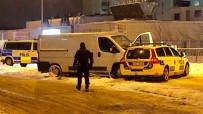 İsveç'te Kaçan Minibüs Polis Aracına Çarptı