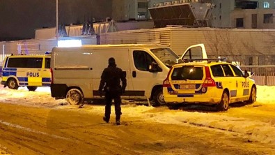 İsveç'te Polisten Kaçan Minibüs Polis Aracına Çarptı