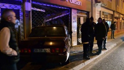 Lüleburgaz'da Otomobil Dükkana Girdi Açıklaması 1 Yaralı