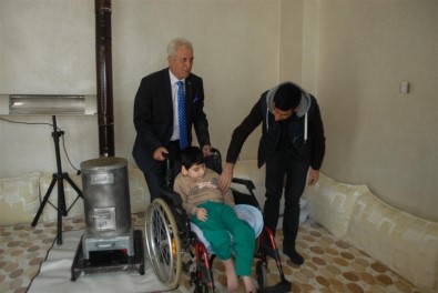 MHP İlçe Başkanı Ökten'den Engelli Çocuğa Tekerlekli Sandalye