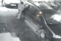 (Özel) Bahçelievler'de Hırsızların Kimseye Aldırış Etmeden Yaptığı Hırsızlık Kamerada
