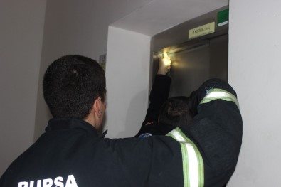 (ÖZEL HABER) 12. Katta Asansörde Mahsur Kalan Kızları İtfaiye Kurtardı