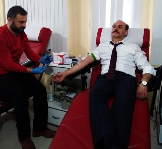 Vali Kemal Yurtnaç Kan Bağışında Bulundu