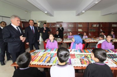 Bayburt Belediyesi'nin Okul Kütüphanelerine Kitap Bağışları Devam Ediyor