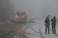 KARANLıKDERE - Bolu Dağında Kar Yağışı Ve Sis Etkili Oluyor